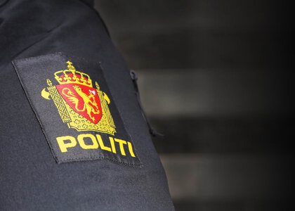 Politimerke på armen på uniformen - Klikk for stort bilde